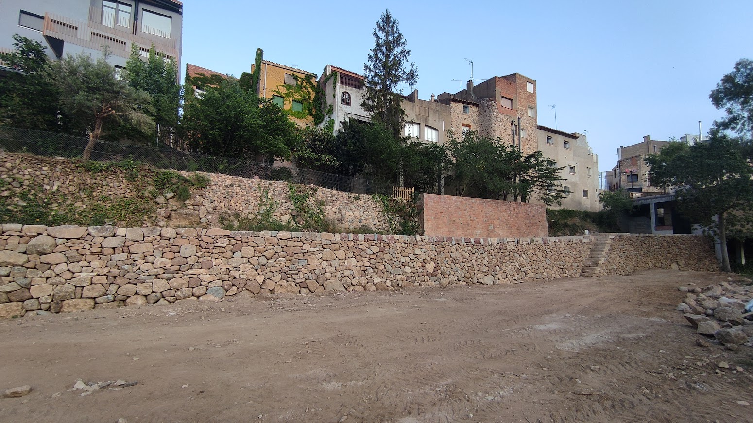 Arranjament del marge de pedra seca de la finca de la riba