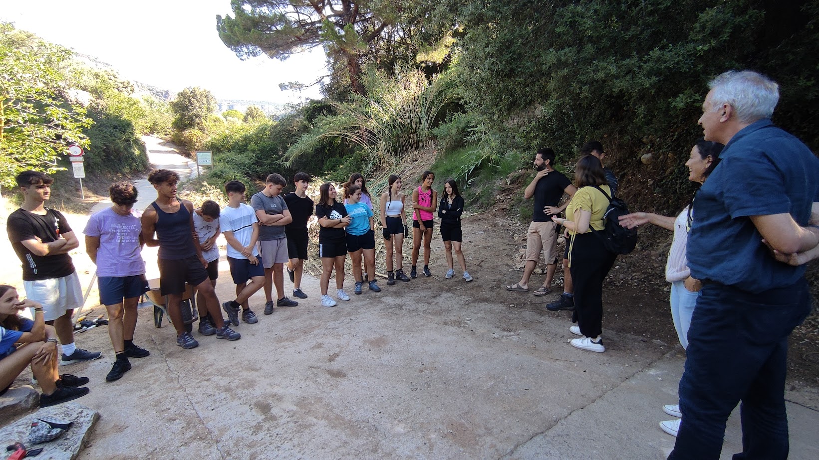 La directora general de l’agència catalana de la joventut visita el camp de treball de vilaplana