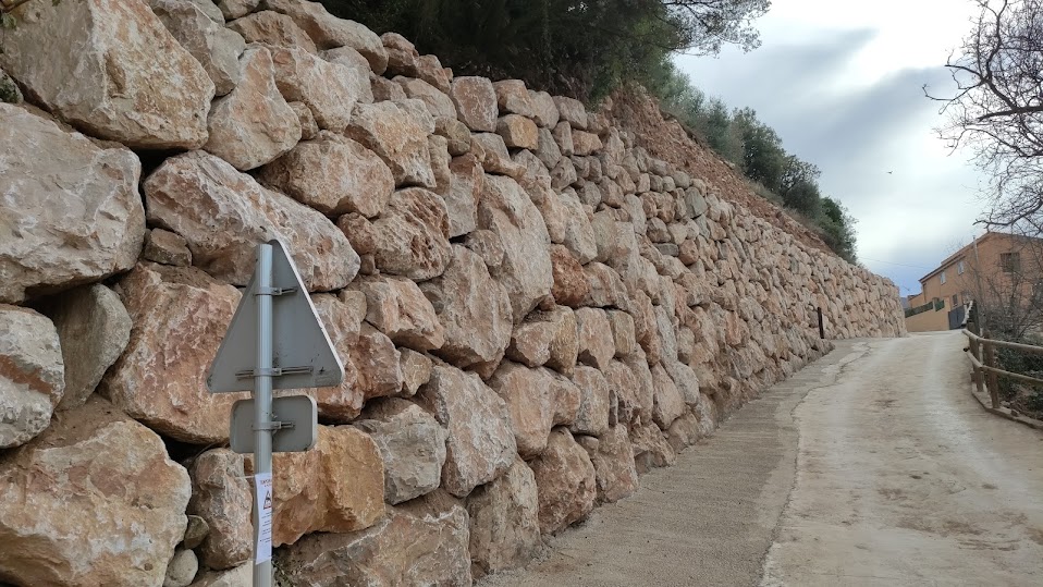 Finalitzades les obres de consolidació del talús del camí a la font de les creus