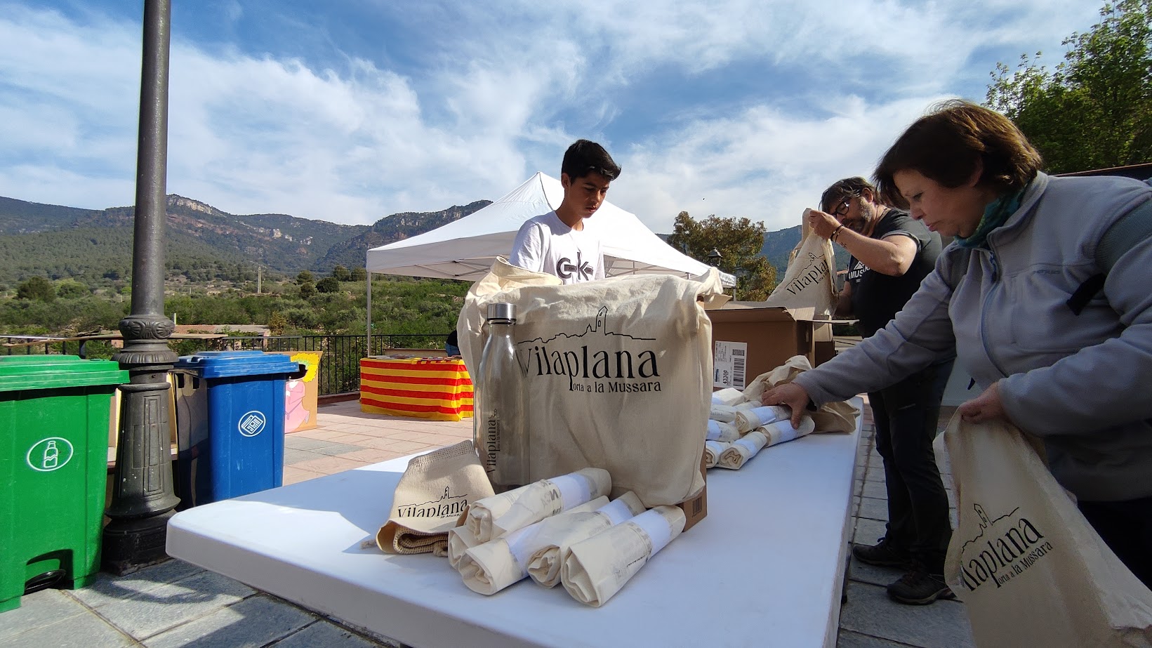 L'ajuntament de vilaplana reparteix bosses compostables i material per a la reducció de residus d'un sol ús